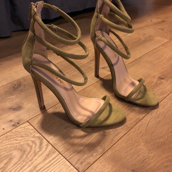 Adorable heels - Picture 3 of 4